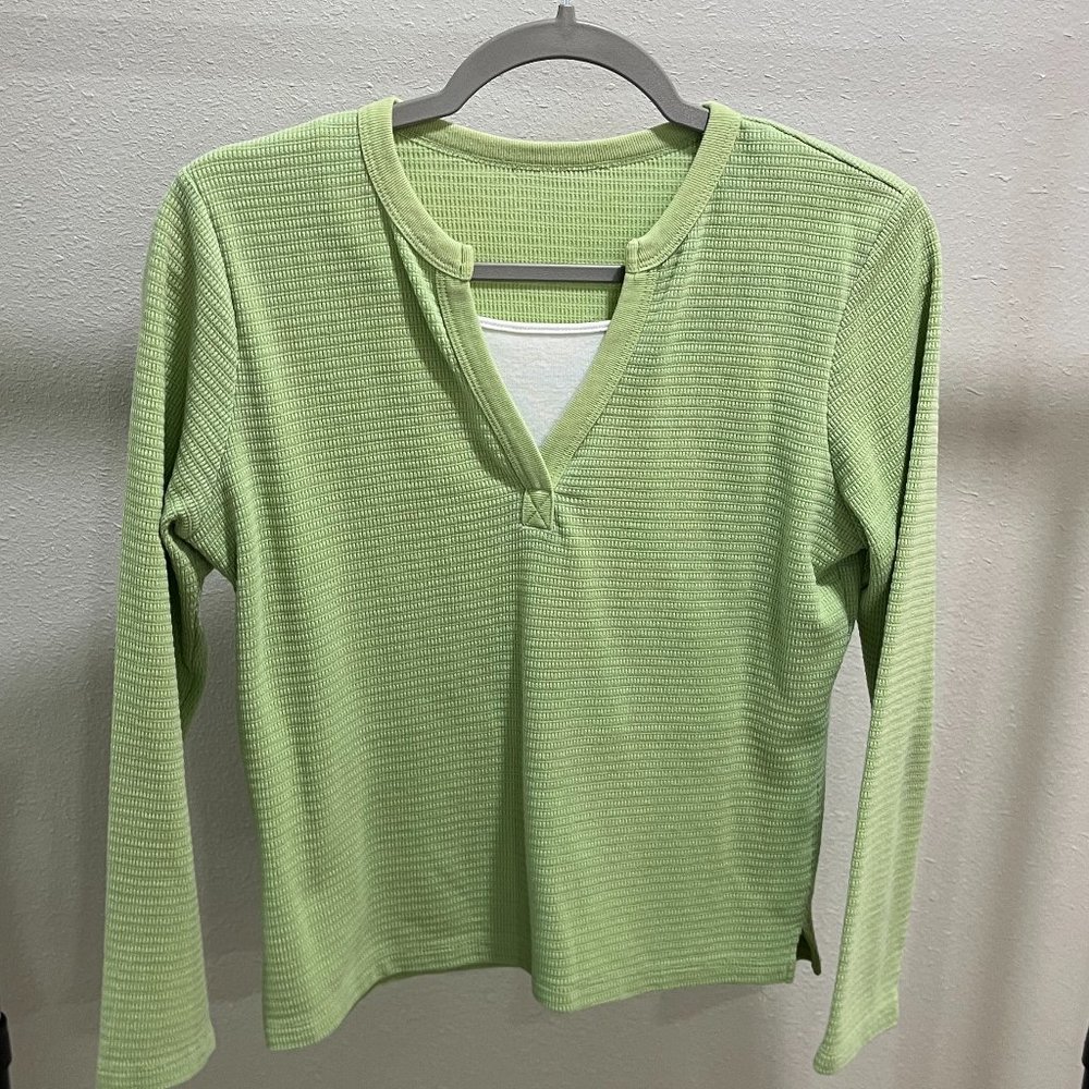 Green and White Long Sleeve Pullover Shirt Women's Size Small-Preowned